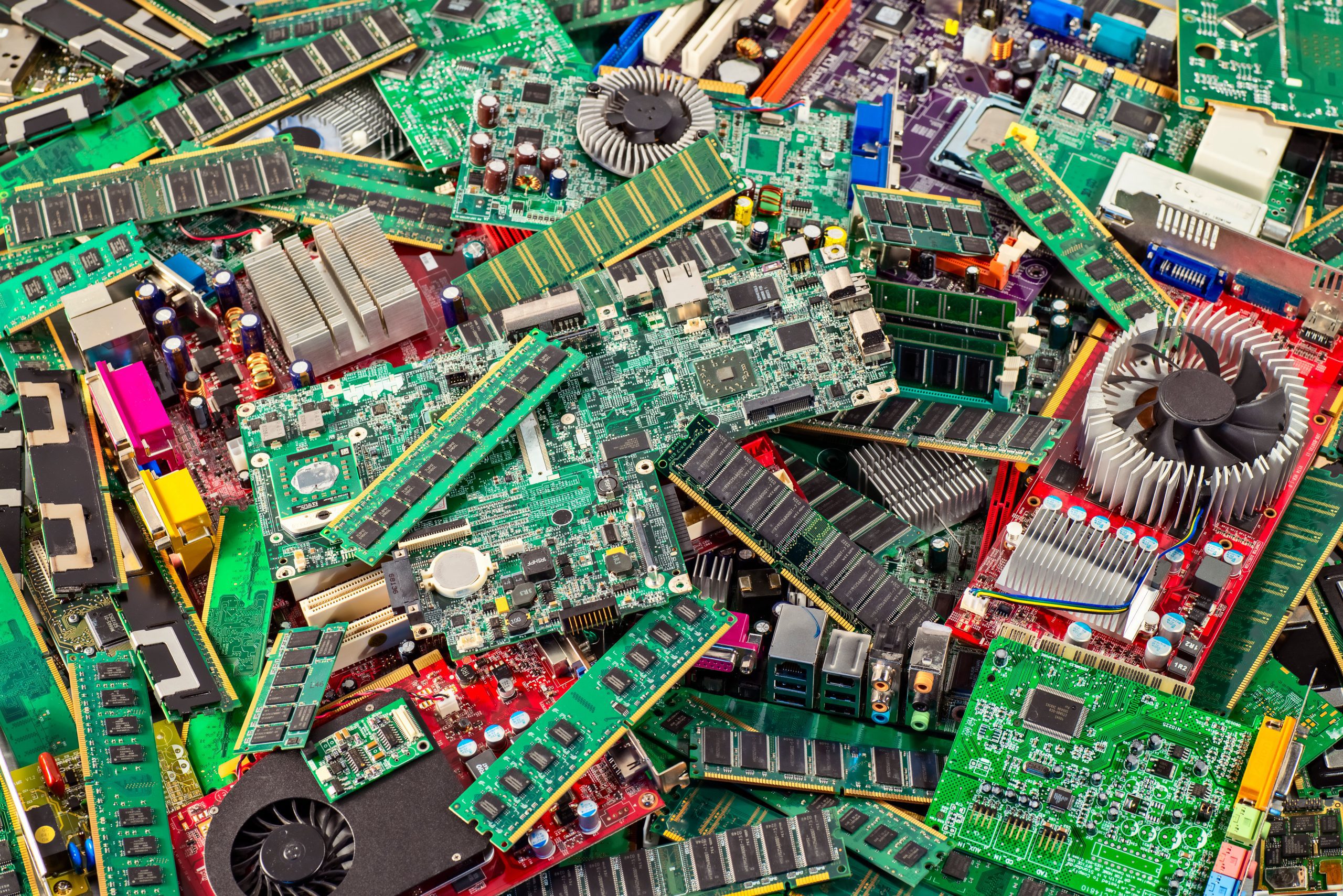 Placas base y componentes electrónicos clasificados para reciclaje RAEE