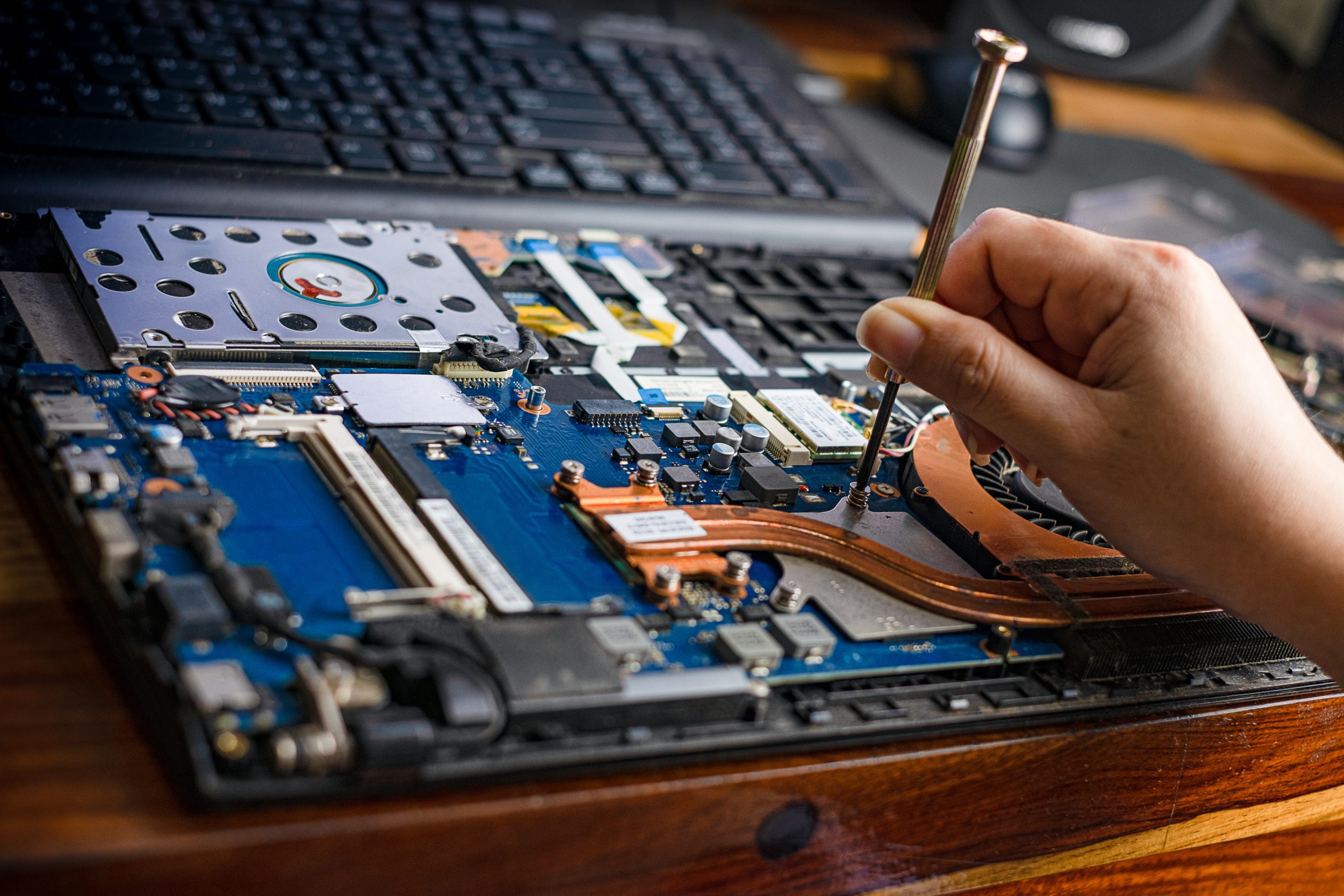 Técnico clasificando y preparando equipos informáticos para reutilización o reciclaje
